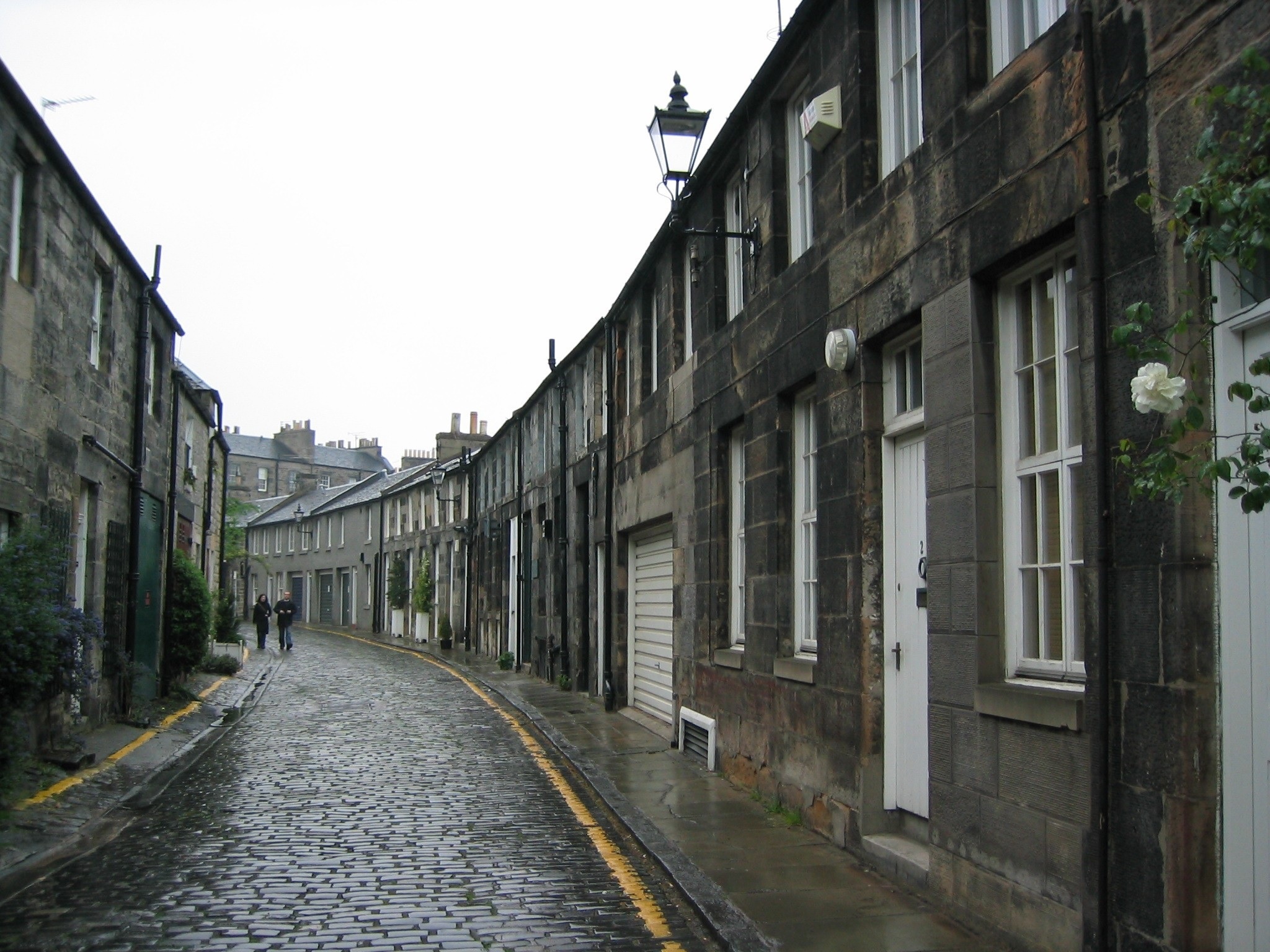 Street rise. Стокбридж Эдинбург. Шотландия Эдинбург улочки. Эдинбург старый город улицы мистика. Мрачный Эдинбург, Шотландия.